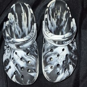 CROCS Monochrome Swirl Clogs